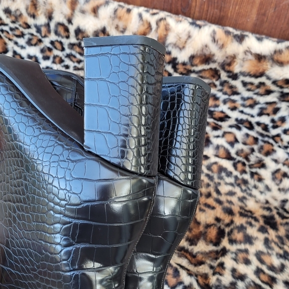 New Felicia Block Heel Croco Booties Boots Sz 9 - Picture 13 of 13